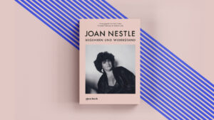 Bild auf dem eine Vorschau des Buchs "Joan Nestle" Begehren und WIderstand zu sehen ist. In der Mitte des Covers ein großes s/w-Bild von Joan Nestle im schwarzen Negligé